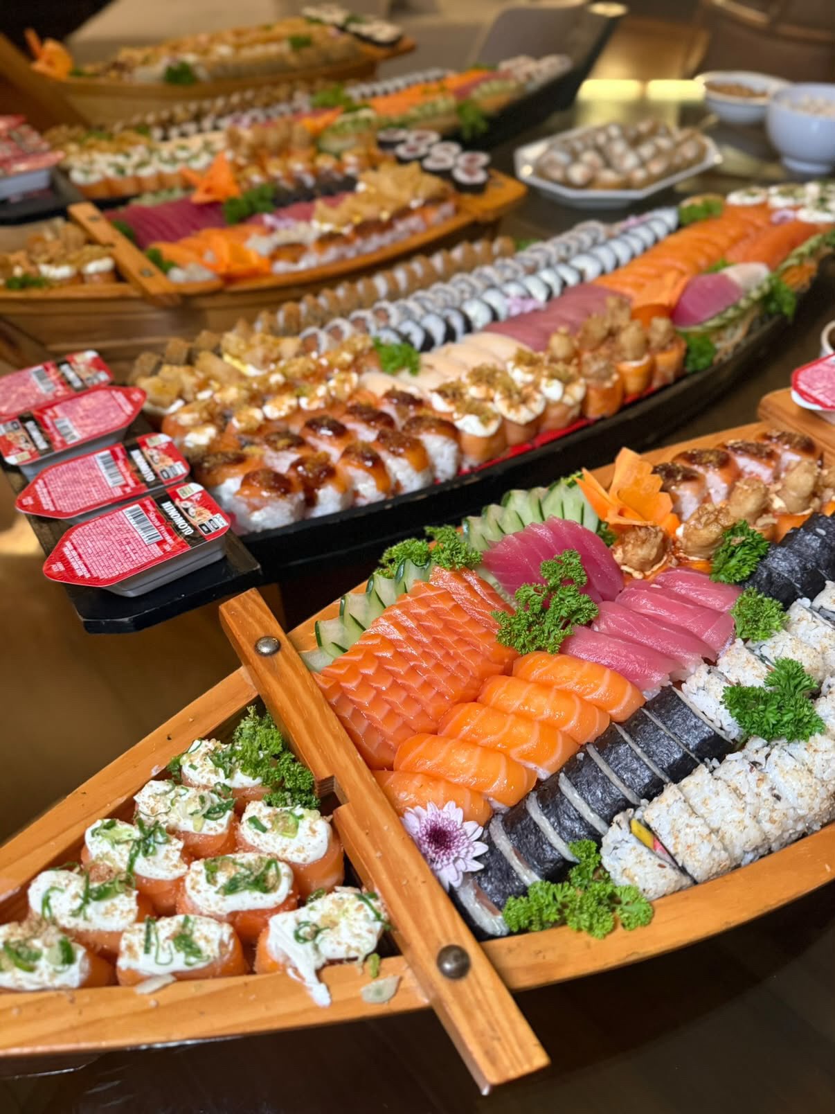 Barcas de sushi montadas em mesa de evento