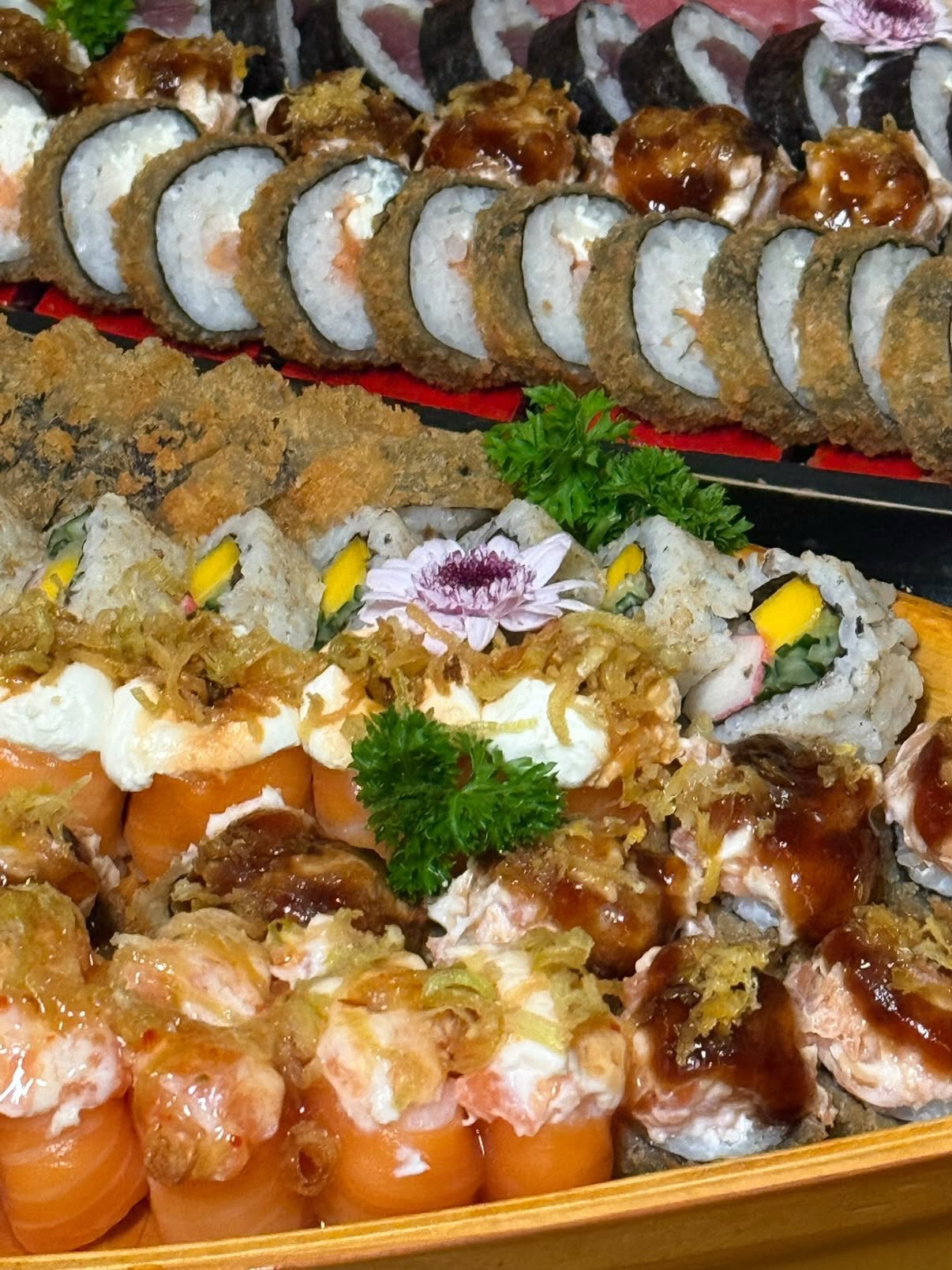 Detalhe de hot roll, joe e uramaki com manga